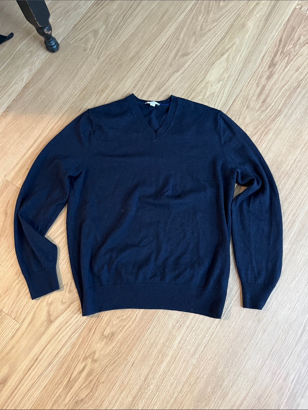 Gap Men's Extra Fine Merino Wool V-Neck Sweater- Navy size XL